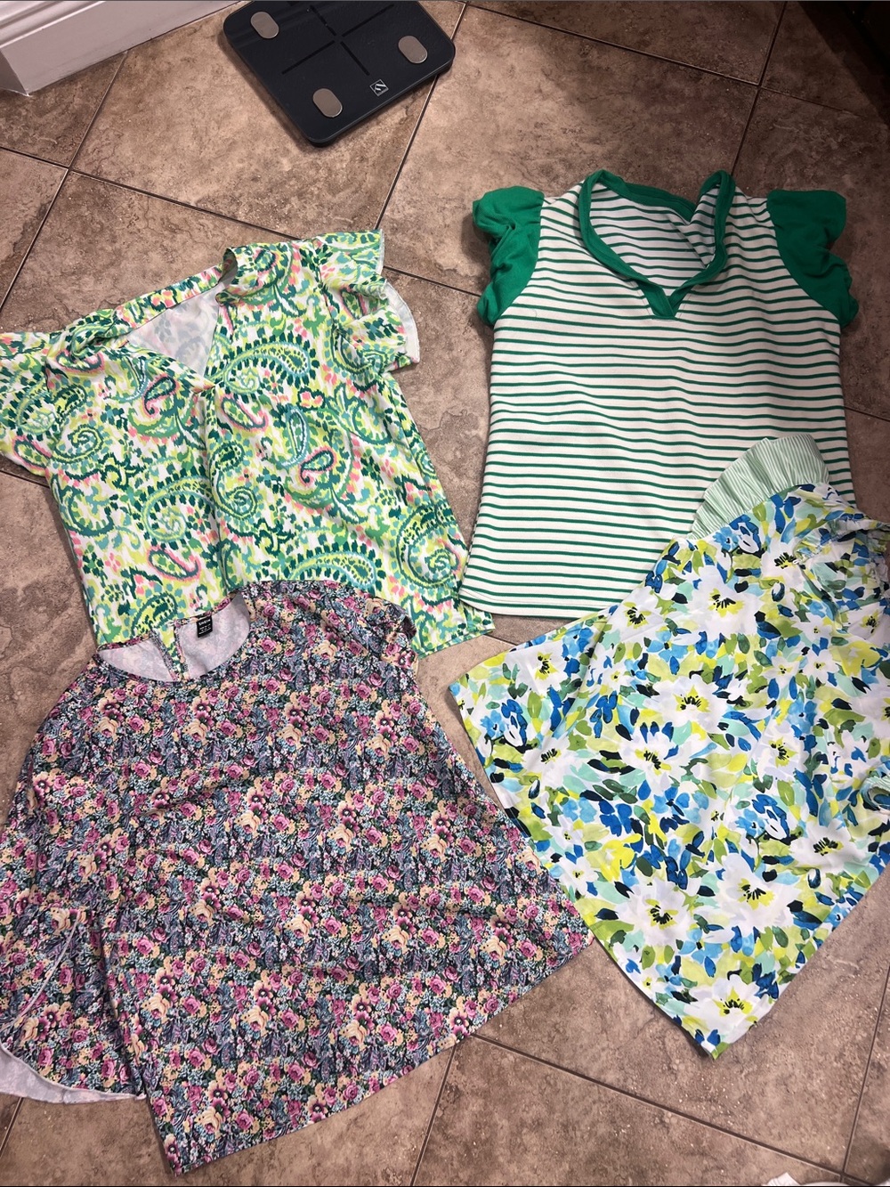 Women’s Top lot size medium - Brand Unknown